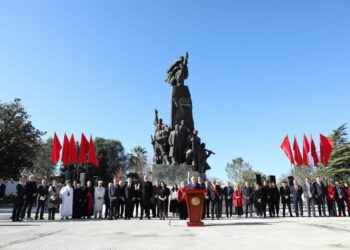 Krerët e shtetit Shqipëri-Kosovë, urojnë 110 vjetorin nga sheshi flamurit në Vlorë