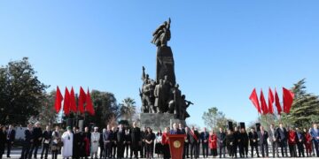 Krerët e shtetit Shqipëri-Kosovë, urojnë 110 vjetorin nga sheshi flamurit në Vlorë