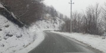 Dëbora zbardh festat “kuq e zi” në Dardhë, akset e kalueshme pa problem