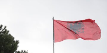 Kremtimet për 110 vjetorin e Pavarsisë, Veliaj mesazh shqiptarëve : Të punojmë të gjithë bashkë për të përparuar Atdheun tonë të Lirë