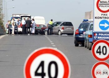 Shpejtësia i merr jetën dy vajzave në autostrad, shoferi humb kontrollin përplaset me trafikn darësen