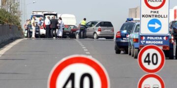 Shpejtësia i merr jetën dy vajzave në autostrad, shoferi humb kontrollin përplaset me trafikn darësen