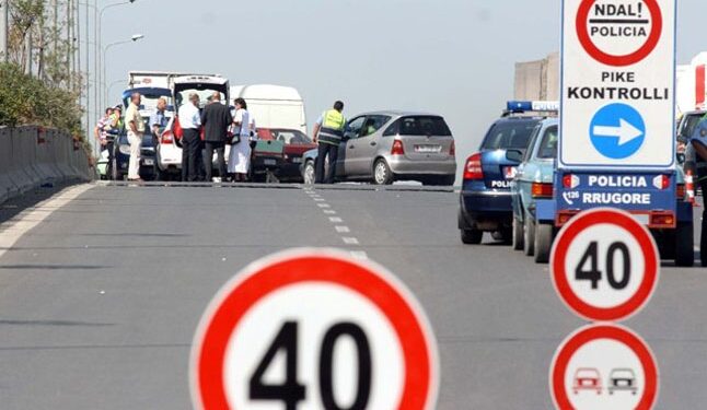 Shpejtësia i merr jetën dy vajzave në autostrad, shoferi humb kontrollin përplaset me trafikn darësen