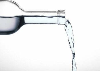 Pinë ujë me shihe Qelqi, rezulton me acid paketimi i një prej kompanive më të mëdha të ujit në vend, në rrezik për jetën 3 persona nga Shkodra