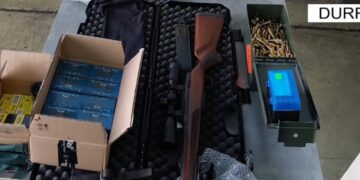 “Snajperi” kap në Durrës Kosovarin e nisur nga Zvicra me armatim luftarak. Mori tragetin në Bari, do shiteshin në Kosovë