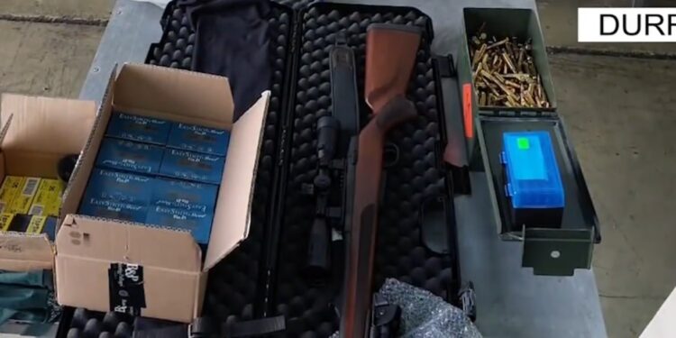 “Snajperi” kap në Durrës Kosovarin e nisur nga Zvicra me armatim luftarak. Mori tragetin në Bari, do shiteshin në Kosovë