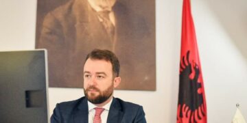 Ekskluzive/ arrestohen 3 persona për aferën e 1.2 mil eurove në ministrinë e financave. Mes tyre sekretari përgjithshëm në “MF”