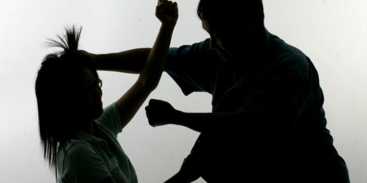 Dhuna në familje, rrahin gratë e vjerrin përfundojnë në pranga dy burra në Tiranë