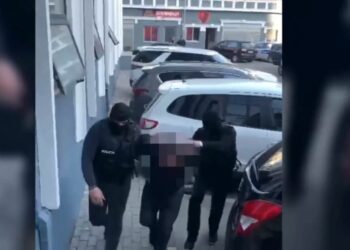 Mesazhi i “Politikanit” që zbuloi grupin e vjedhjevje me  “signal” më duhen 130 mijë euro. Berberi “rruante” biznesmenët