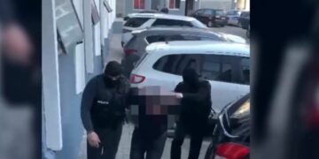 Mesazhi i “Politikanit” që zbuloi grupin e vjedhjevje me “signal” më duhen 130 mijë euro. Berberi “rruante” biznesmenët