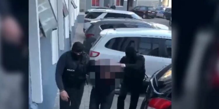 Mesazhi i “Politikanit” që zbuloi grupin e vjedhjevje me “signal” më duhen 130 mijë euro. Berberi “rruante” biznesmenët