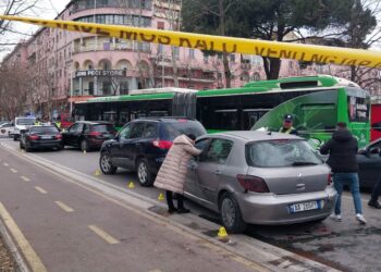 Pamjet, si Urbani del jashtë kontrollit. Merr para 10 automjete në Tiranë. Arrestohet shoferi autobuzit