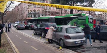 Pamjet, si Urbani del jashtë kontrollit. Merr para 10 automjete në Tiranë. Arrestohet shoferi autobuzit