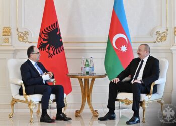 Çfarë ka ndodhur me dorën e djathtë të Presidentit Bajram Begaj? Ja si duket e fashur në BAKU. Reagon Presidenca: Ka bërë operacion