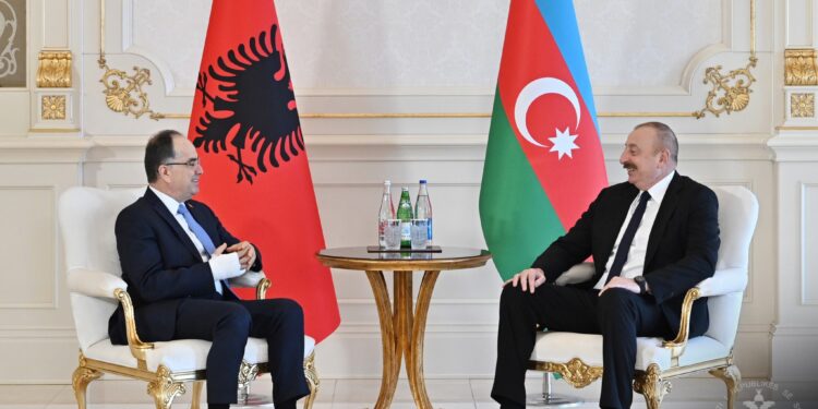 Çfarë ka ndodhur me dorën e djathtë të Presidentit Bajram Begaj? Ja si duket e fashur në BAKU. Reagon Presidenca: Ka bërë operacion