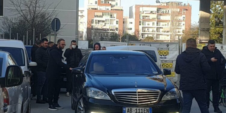 Benzi i Përdorur nga Lulzim Basha dhe Gazmend Bardhi me 17 gjoba të papaguara! Do e bllokoj policia rrugore?