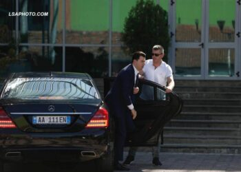 Benzi i Përdorur nga Lulzim Basha dhe Gazmend Bardhi me 17 gjoba të papaguara! Do e bllokoj policia rrugore?