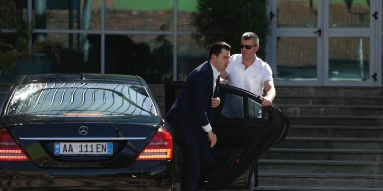Benzi i Përdorur nga Lulzim Basha dhe Gazmend Bardhi me 17 gjoba të papaguara! Do e bllokoj policia rrugore?