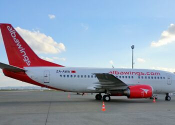 Jepi krahë dashurisë tënde të vogël me Albawings. Për fëmijët foto me kapitenin e stjuardesat