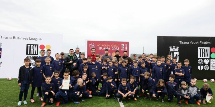 Të vegjlit e Tiranës stërviten me “të mëdhenjtë” e Romës, Veliaj: “Ftoj prindërit t’i aktivizojnë fëmijët në sport”