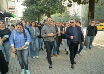 Banorët në Tiranë mirëpresin 5 prioritetet e Këlliçit që sjellin ndryshim, Kandidati Opozitës takim me qytetarët