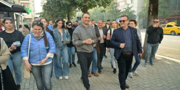 Banorët në Tiranë mirëpresin 5 prioritetet e Këlliçit që sjellin ndryshim, Kandidati Opozitës takim me qytetarët