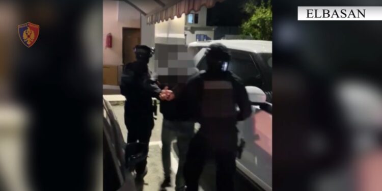 Tërhiqu nga tenderi, do të vrasim ty dhe familjen. Mesazhi me pistoletë tek fëmija që alarmoi policinë, pamjet e aksionit në 4 qytete