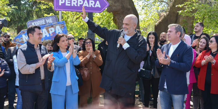 Postimet në Facebook, 20 Kryebashkiak paditen në KQZ për abuzim me postin. Zbardhet vendimi i Komisionerit