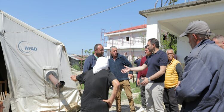 “Te kutia e votimit jeni vetëm ju dhe Zoti”, Belind Këlliçi diskuton me banorët e fshatrave të Tiranës