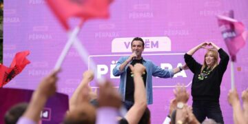 Veliaj: “Ata që morën mungesë 4 vjet, të dielën do ngelin në klasë! Na jepni votën që të ecim përpara, mendoni për fëmijët tuaj!”