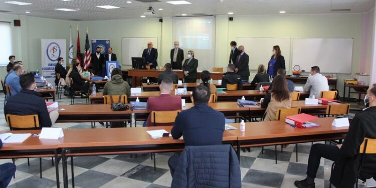 Agjentët e BKH mbeten pa armë. SPAK pa rezultate nga hetimi i tenderit të dyshuar korruptiv dhe abuziv! Si ndryshoi arma nga stërvitja në letra për hetuesit