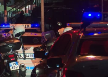 100 gram tritol Fasonerisë në Tiranë, Panik tek banorët e lagjes “Fresku” thyhen xhama e dëmtohen fasada, pamjet