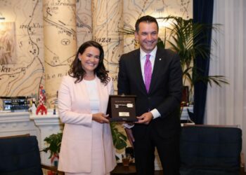 Veliaj pret Presidenten e Hungarisë, Katalin Novák, i dhuron Çelësin e Qytetit: “Ejani në Tiranë, si në shtëpinë tuaj!”