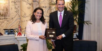 Veliaj pret Presidenten e Hungarisë, Katalin Novák, i dhuron Çelësin e Qytetit: “Ejani në Tiranë, si në shtëpinë tuaj!”