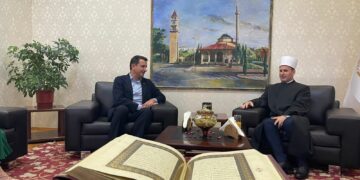 Festa e Bajramit, Veliaj uron komunitetin Musliman drekë me qendrën sociale në Kombinat
