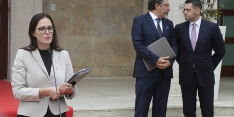 Rama shkarkon Ministren e Financave, Delina Ibrahimaj