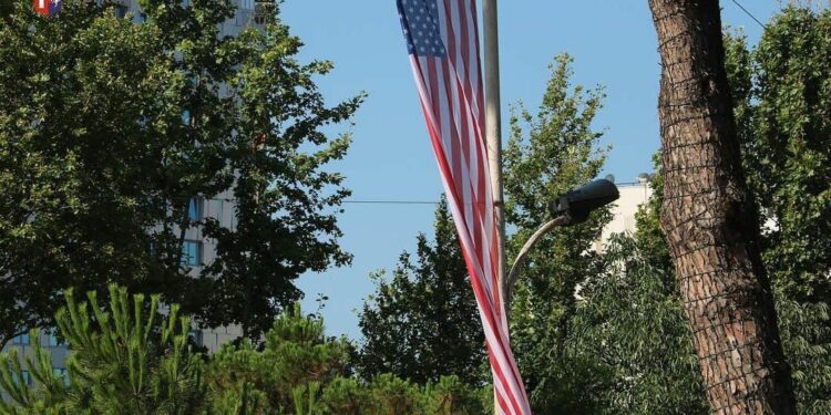 Vizita e ish-presidentit Klinton, Tirana vishet me flamujt e SHBA-ve. Nesër koncert me yjet e muzikës