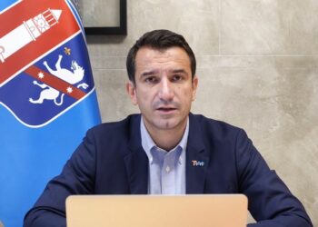 Veliaj u përgjigjet shoqatave të transportit publik: “Kush nuk del sot në punë, do të humbasë automatikisht licencën! Bashkia e Tiranës e vetmja që e subvencionon këtë shërbim”