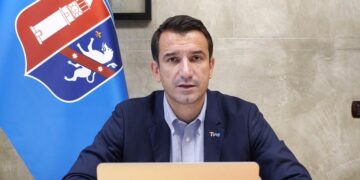 Veliaj u përgjigjet shoqatave të transportit publik: “Kush nuk del sot në punë, do të humbasë automatikisht licencën! Bashkia e Tiranës e vetmja që e subvencionon këtë shërbim”