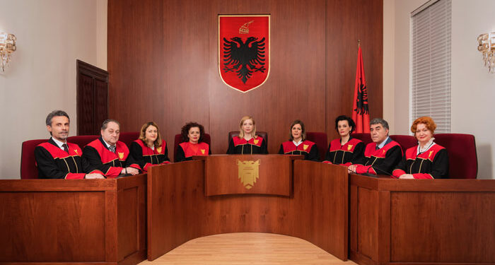 Ekskluzive/Gjyqtarët Kushtetues kërkojnë rrijtje page deri në 773 mijë lekë, WebLajm zbardh kërkesën
