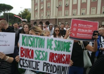 SHQIPTARËT VARFËROHEN, RAMA DHE MINISTRAT PASUROHEN! “PLAÇKITJA” E POPULLIT NUK ËSHTË REFORMË!