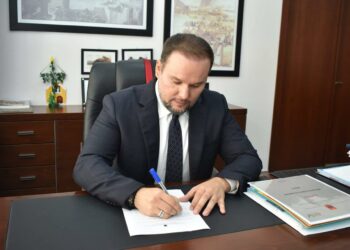 A do ta hetojë SPAK Kryebashkiakun Ervin Demo? Auditi i KLSH: 18 leje ndërtimi me shkelje, asfaltim me kompani pa licensë, prokurime me konflikt interesi