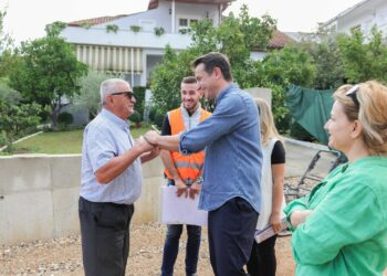 Rehabilitohet blloku i banimit në Njësinë 1, Veliaj: “Fokusi te rrugët që lidhin periferinë me qendrën”