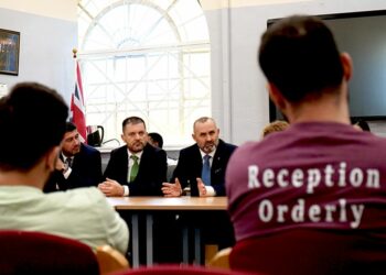 Në burgjet e Britanisë do të ofrohen libra shqip. Manja dhe Abrija finalizojnë marrëveshjen, nisin transferimet e para për “Çunat e Londrës”