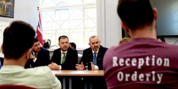 Në burgjet e Britanisë do të ofrohen libra shqip. Manja dhe Abrija finalizojnë marrëveshjen, nisin transferimet e para për “Çunat e Londrës”