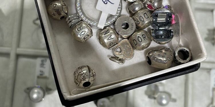 Aksesorë “Pandora” kontrabandë e false, Krimi ekonomik godet rrjetin argjendarive në Tiranë. WebLajm zbardh emrat e dyqaneve dhe të proçeduarve