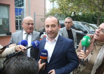 KQZ e la në detyrë, SPAK i komunikon akuzën Kryebashkiakut të Kuçovës, Kreshnik Hajdari “fiket” para mediave, Video