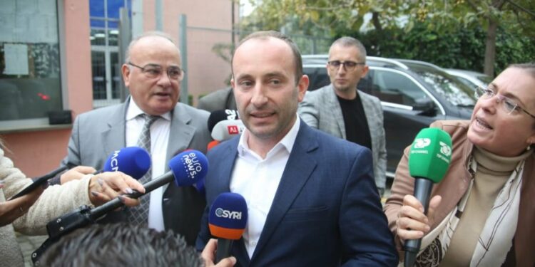 KQZ e la në detyrë, SPAK i komunikon akuzën Kryebashkiakut të Kuçovës, Kreshnik Hajdari “fiket” para mediave, Video