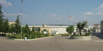 Ekskluzive/ Përplasje me armë në Burgun e Vipave Peqin, një i vdekur. Reagon Ministria: Ska gardian të vrarë, Pamjet, Pistoleta hyri me Dron?