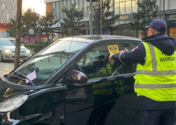 Shoferët e Papërgjegjshëm zënë trotuaret, pedanat e karrocave dhe vijat e bardha. Policia Bashkiake Tiranë aksionin me bllokues, Apel shoferëve: Respektoni rregullat!